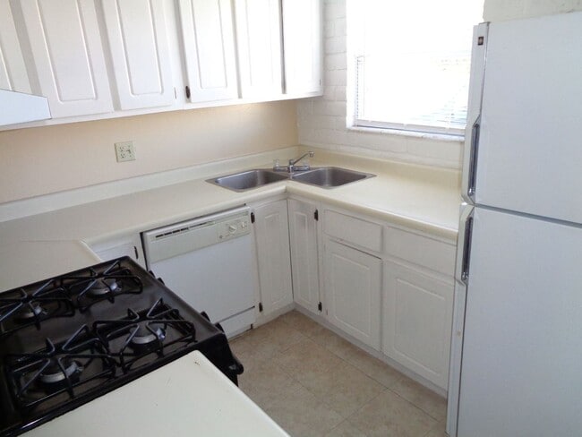 Building Photo - Adorable Single Level Eastside Duplex With...