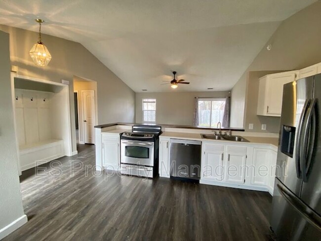 Building Photo - 310 Lockerbie Ln