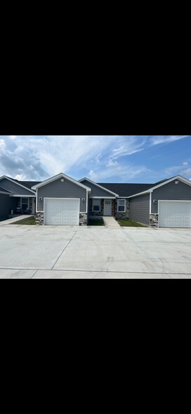 Building Photo - 465 Stewart Ct