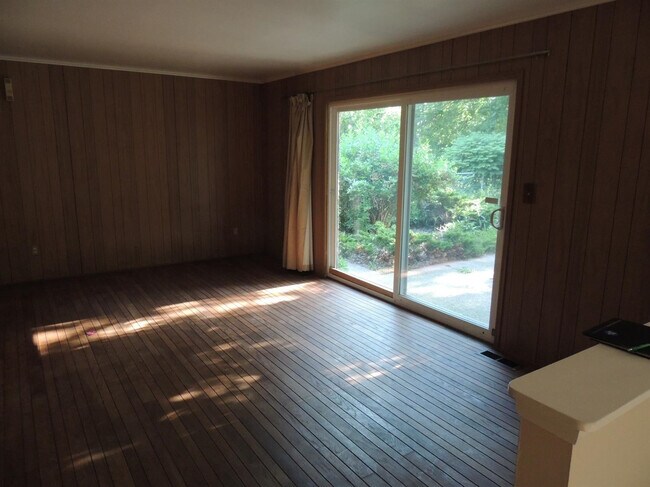 Building Photo - 2098 Yorktown Dr