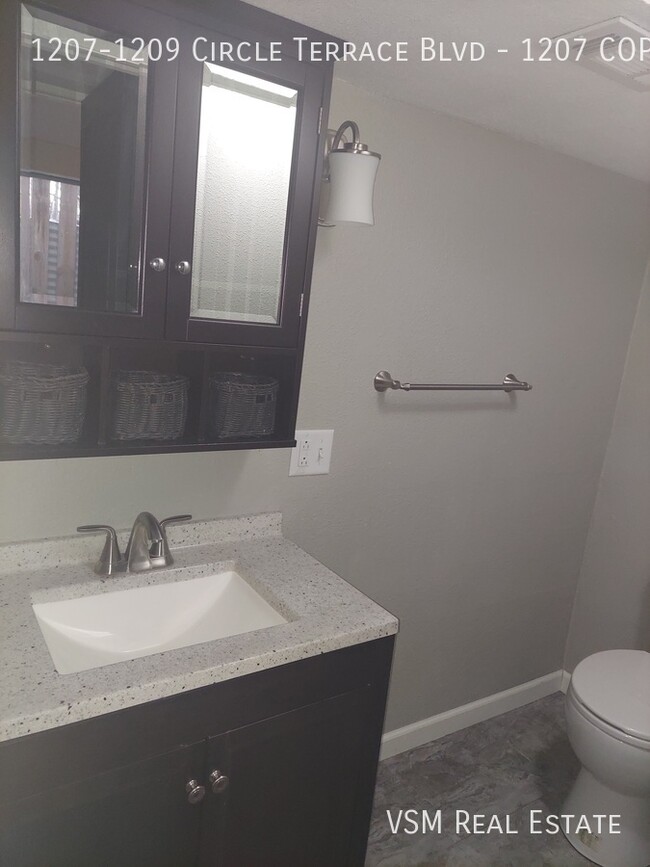 Building Photo - Beautifully renovated 4 bed 2 bath Townhom...