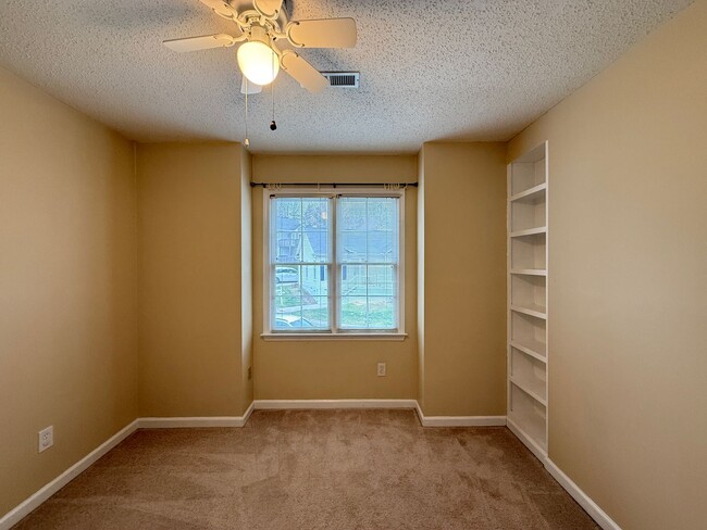 Building Photo - 928 Heatherstone Dr