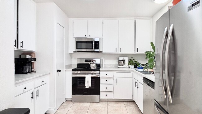 Building Photo - Fantastic 4 bedroom home with a 1 car garage and driveway space for additional car! Backyard and ...