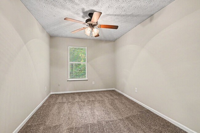 Building Photo - 3 Bedroom 2 Bathroom House