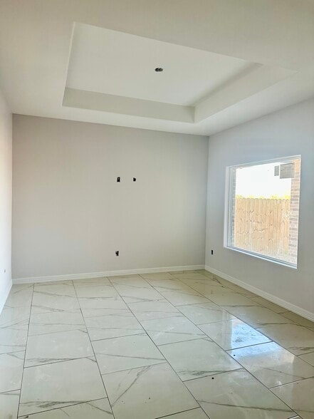 Building Photo - 1006 Escondido Ln E