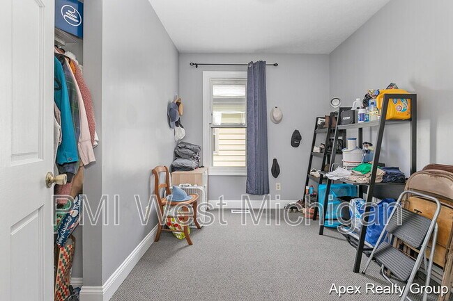 Building Photo - 1530 Quarry Ave NW