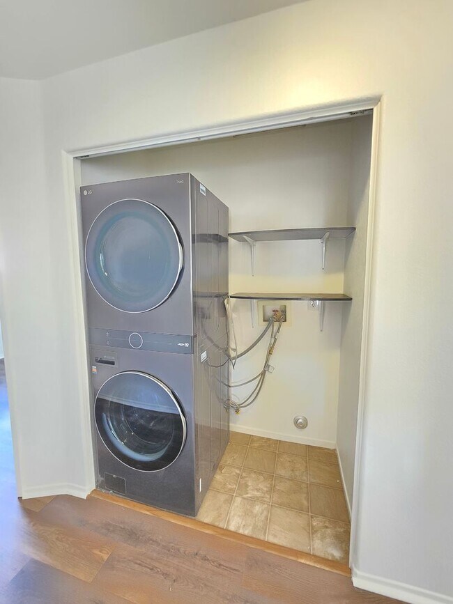 Building Photo - Beautiful 4-Bedroom / 2-bathroom Single-Family Home for Rent