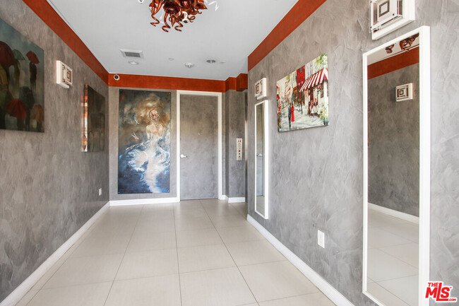 Building Photo - 819 S Holt Ave