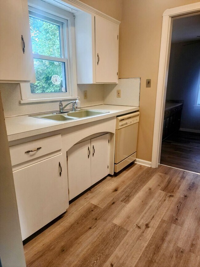 Building Photo - Charming 2-Bedroom Home in Fairview Park