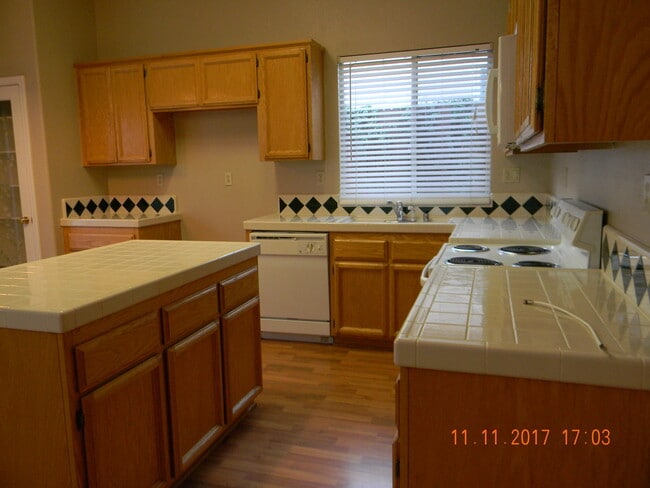 Building Photo - Roseville, Cresleigh Highlands, Near Galleria Mall, Single Story 3/4 Bed/office , Gardner, Patio ...
