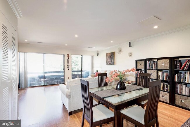 Building Photo - 1023 Quincy St NE