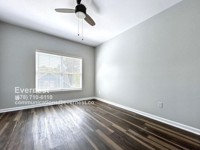 Building Photo - Spacious 4-Bedroom Townhome with Modern Co...