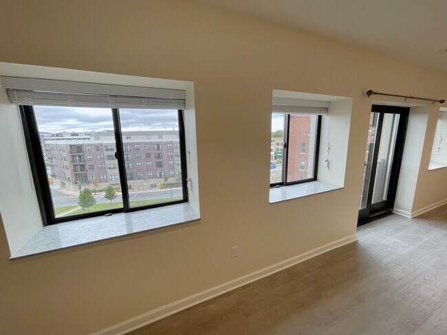 Building Photo - Stylish 1-Bed • 819 Sq. Ft. • Free Interne...