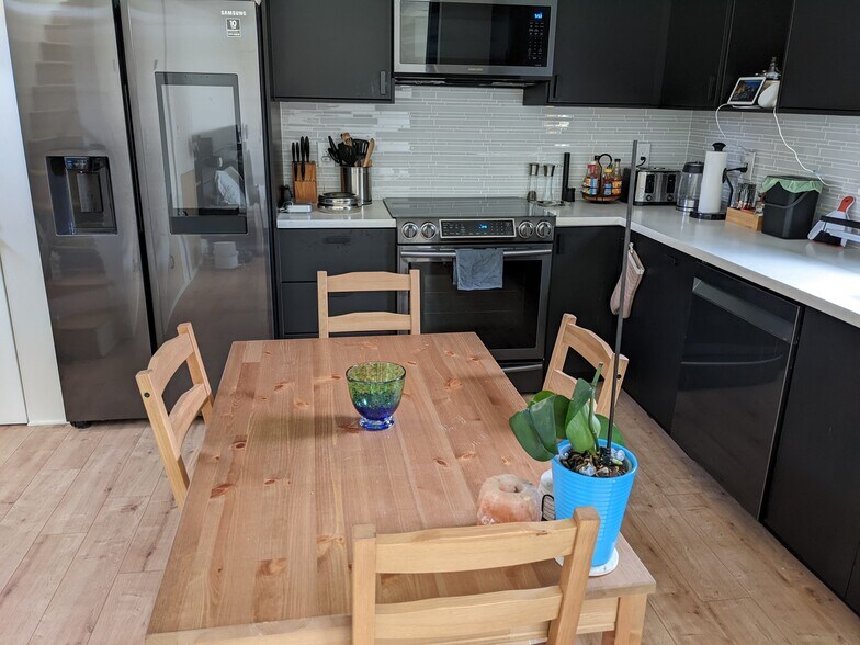 Building Photo - 820 46th St