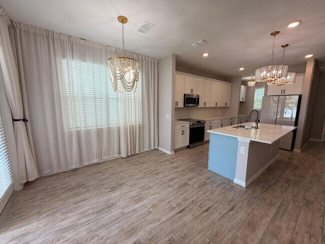 Building Photo - "Spacious 3-Bedroom Retreat in Winter Garden - 5520 Sq Ft of Comfort!"