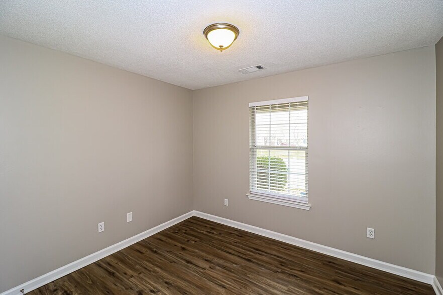 Building Photo - 120 Pinewood Dr