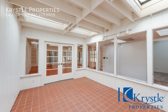 Building Photo - Stunning upper-level apartment located in ...