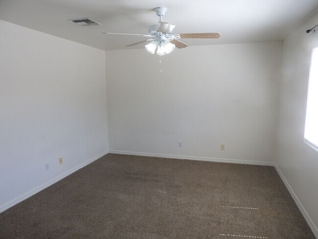 Building Photo - 3 Bedroom with large yard