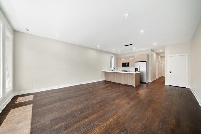 Building Photo - 406 E 50th Pl