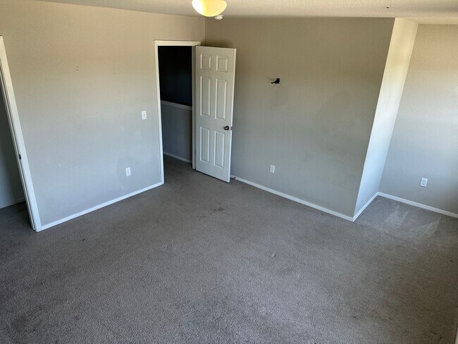 Building Photo - Available Now!  Spacious 5-Bed, 3.5-Bath Corner-Lot Home in West Fayetteville