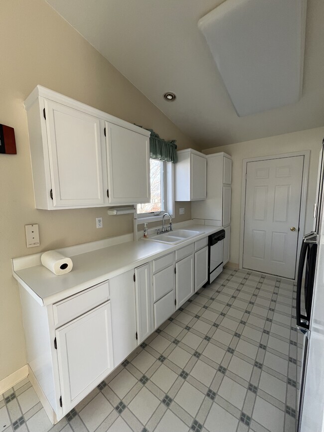 Building Photo - 454 Paxon St