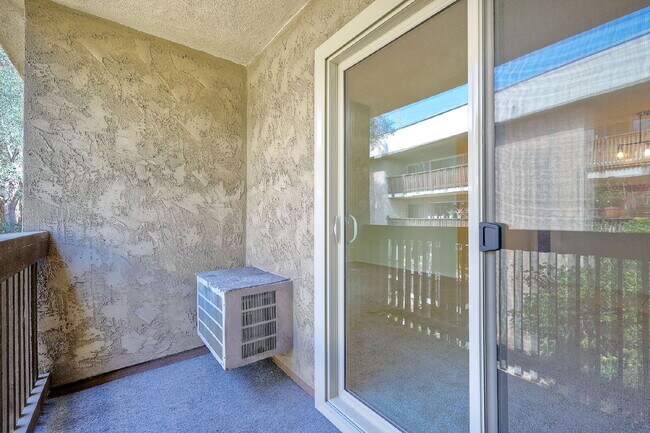 Building Photo - 1/2 off 1st month rent move in special at the Bluffs!!!