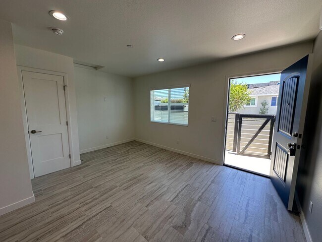 Building Photo - 1451 W Almond Ave