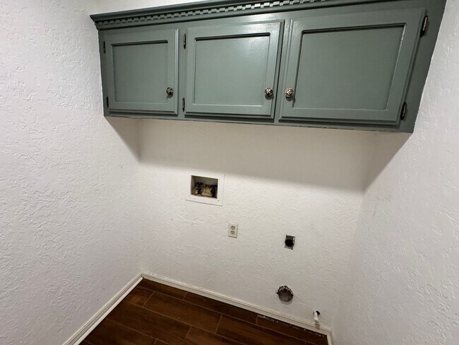Building Photo - Charming and spacious with thoughtful updates! This 3 bed 2 bath feels new and trendy, schedule y...
