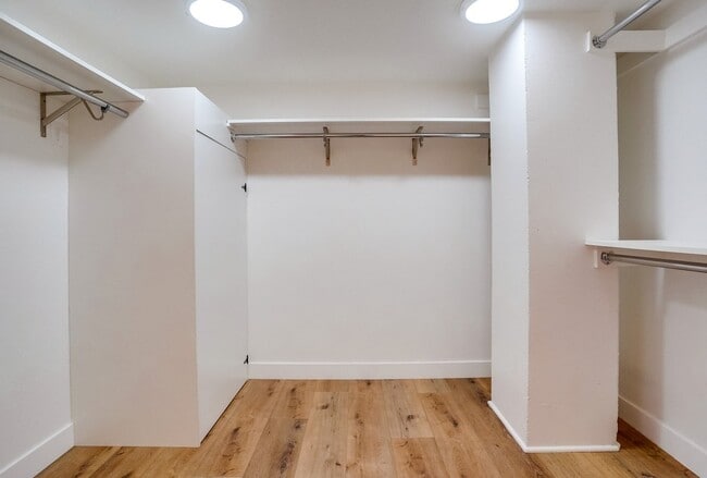 Building Photo - 435 N Oakhurst Dr