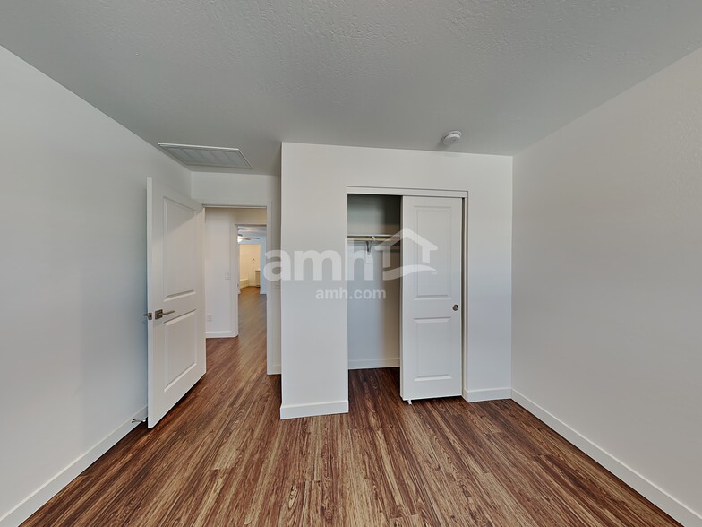 Building Photo - 4308 S 105th Dr