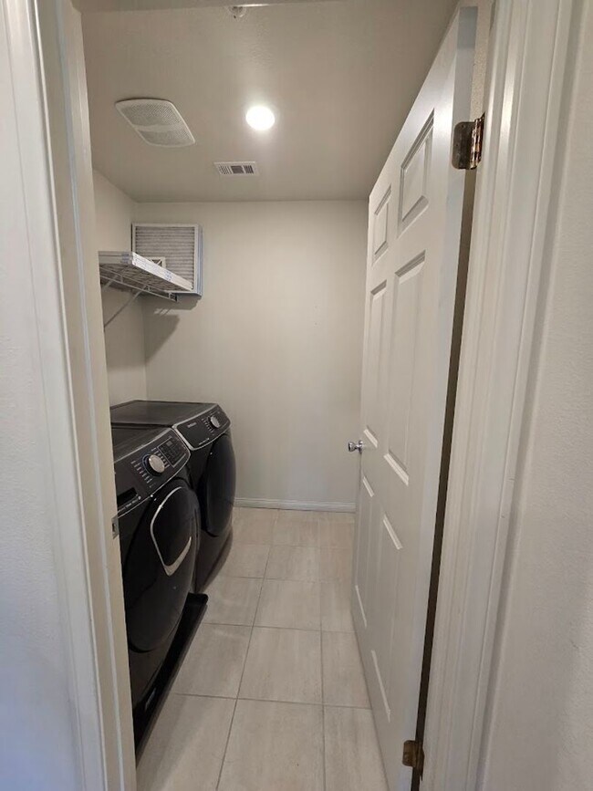 Building Photo - 3-Bedroom Home in Gated Community with Mod...