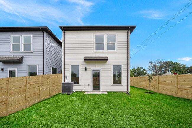 Building Photo - 8670 Easthaven Blvd