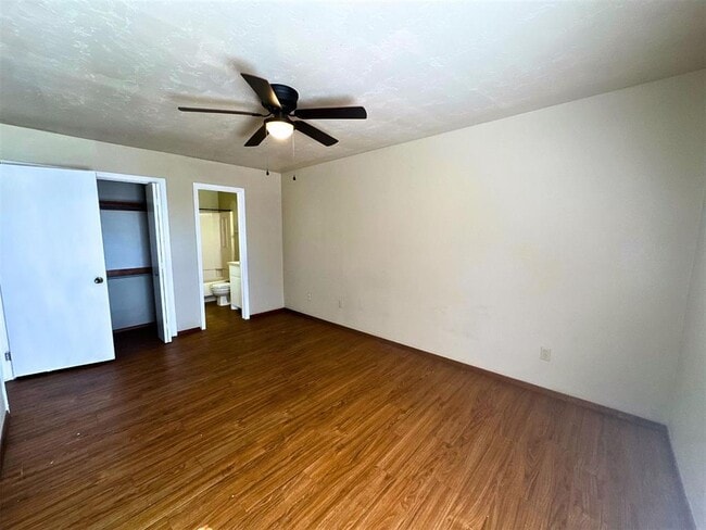 Building Photo - 910 NW Dearborn Ave