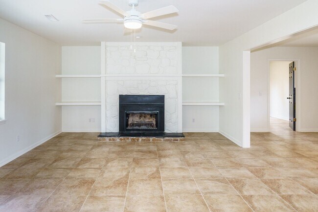 Building Photo - 3BR Home in Shell Point – Sunroom | Garage | Prime Location