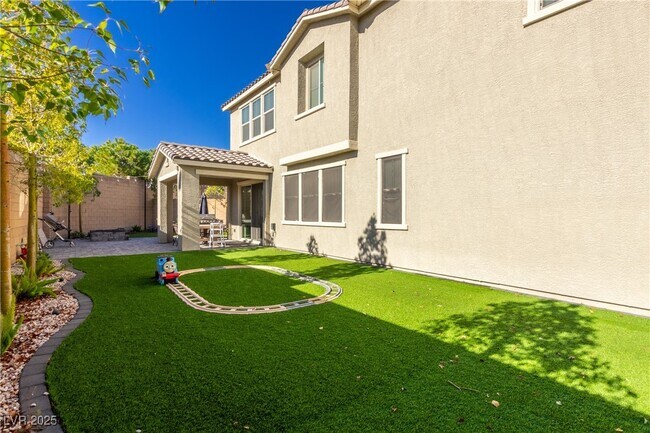 Building Photo - 10331 Western Pine Ave