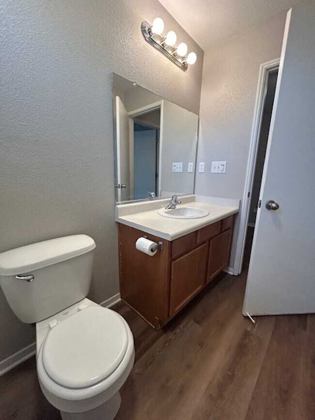 Building Photo - *Move-in special $500 off 1st month's rent...