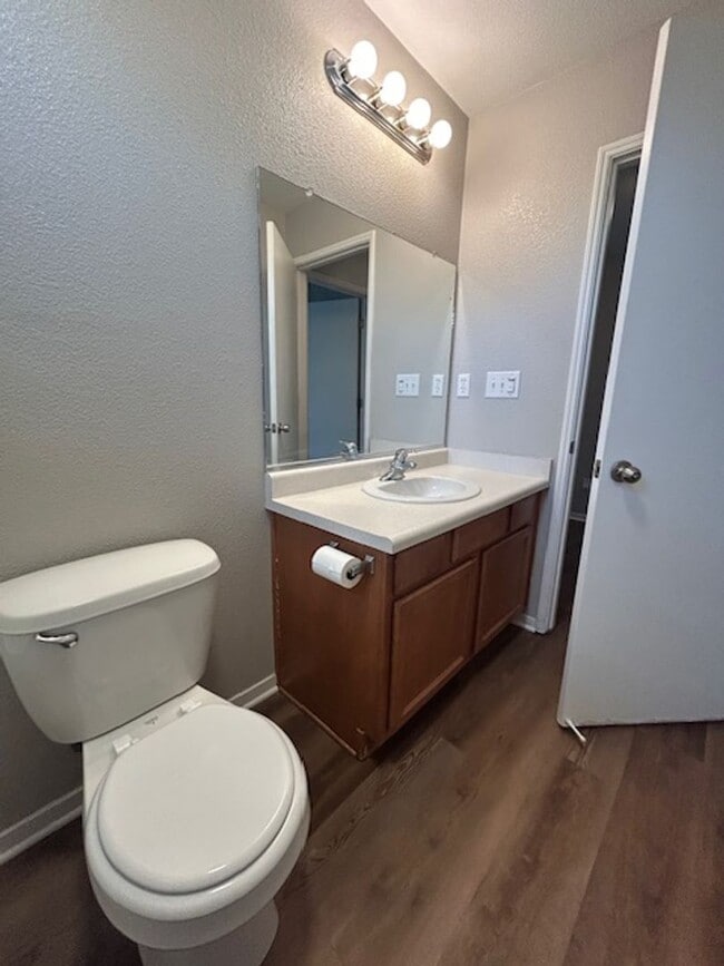 Building Photo - Newly remodeled 3 bedroom 2.5 bathroom in ...