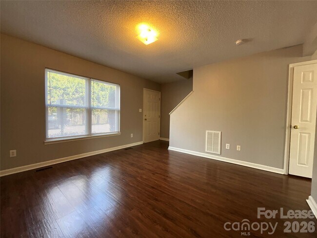 Building Photo - 1520 N Main Ave