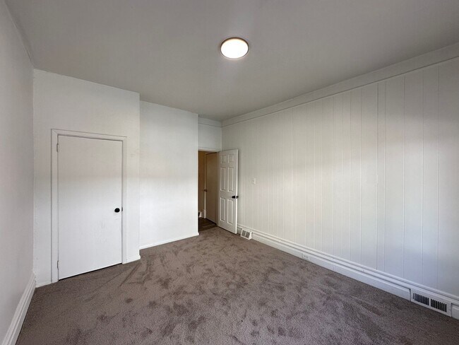 Building Photo - First Floor 1 Bed, 1 Bath Apartment in Sha...