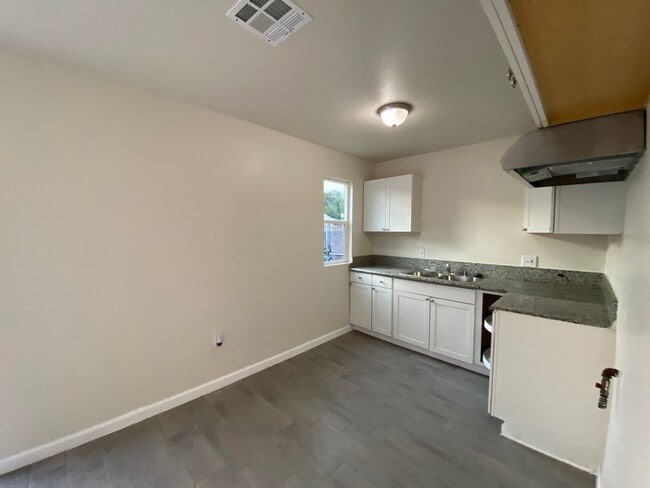 Building Photo - Charming 2 BD 1 BA House in Central SW Bakersfield