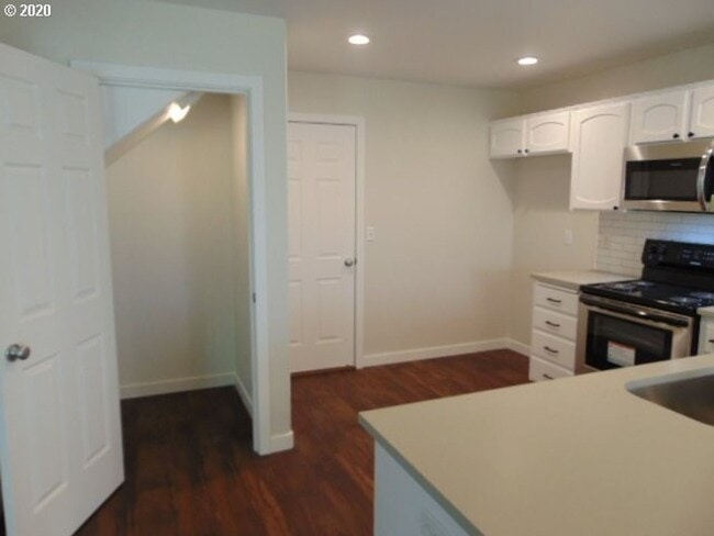 Building Photo - Beautiful 4 Bedroom Home with 2.5 Baths lo...