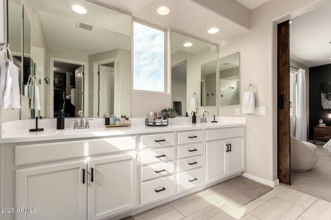 Building Photo - 5418 S Vincent