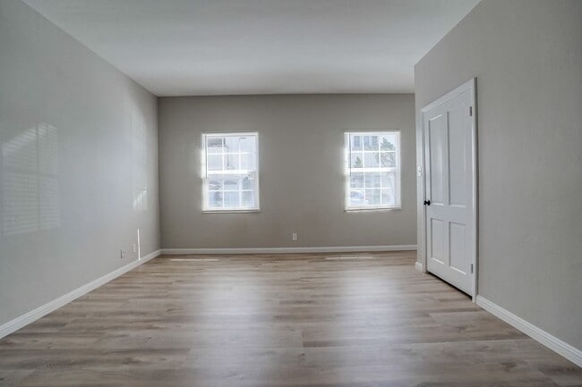 Building Photo - Beautifully Updated and Spacious 1B/1B in Belmont Shore!