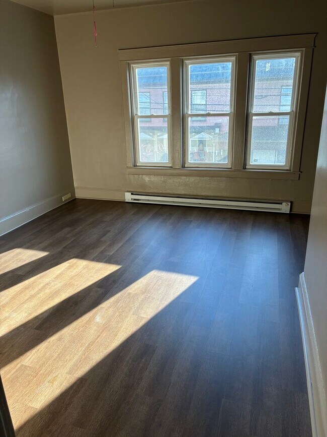 Building Photo - 206 Lincoln Way E