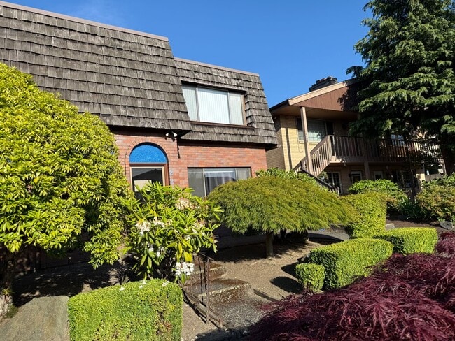 Building Photo - Swanky Retro Living in the Heart of North Everett!