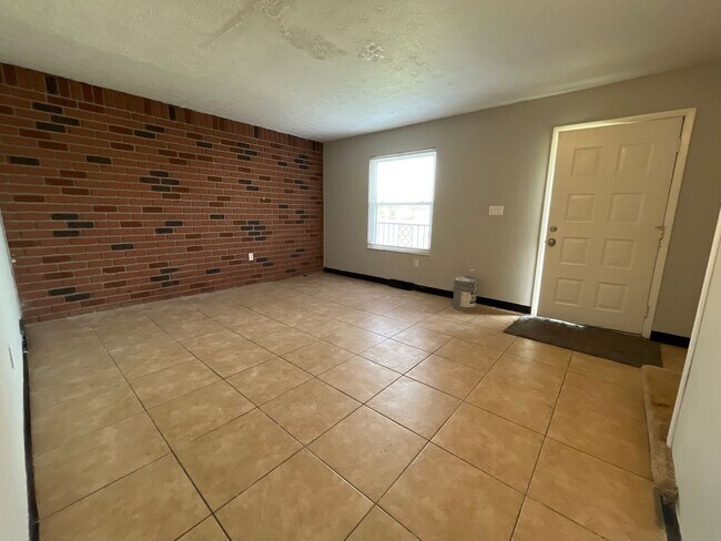 Building Photo - 1851-1853-1853 Lake Club Dr