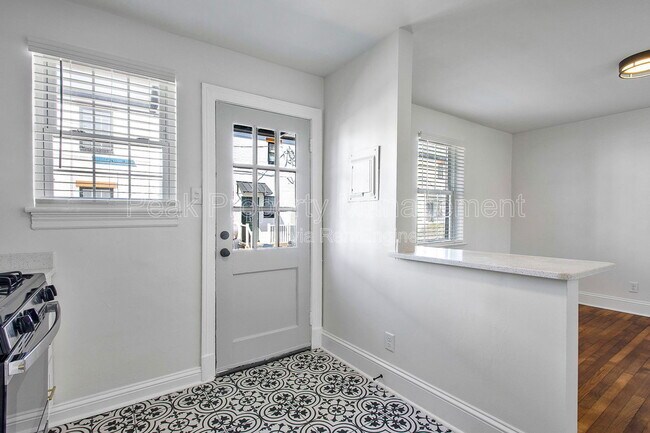 Building Photo - 205 Duncan St