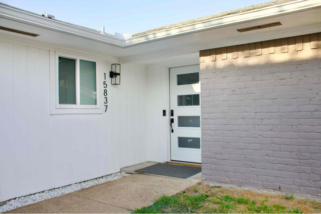 Building Photo - 15837 El Estado Dr