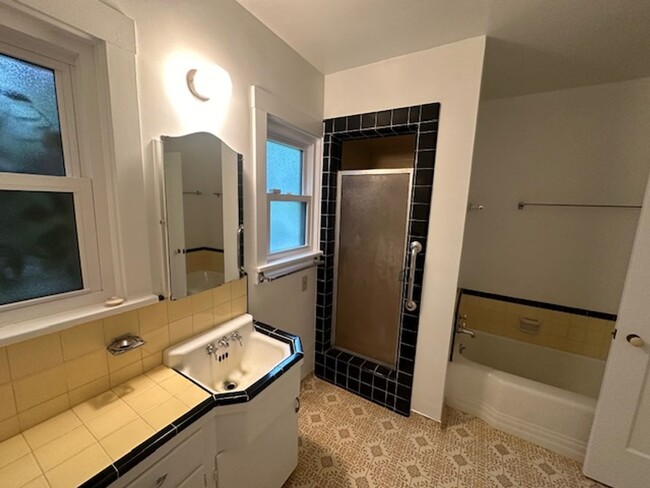 Building Photo - Wonderful Empire Grade Home