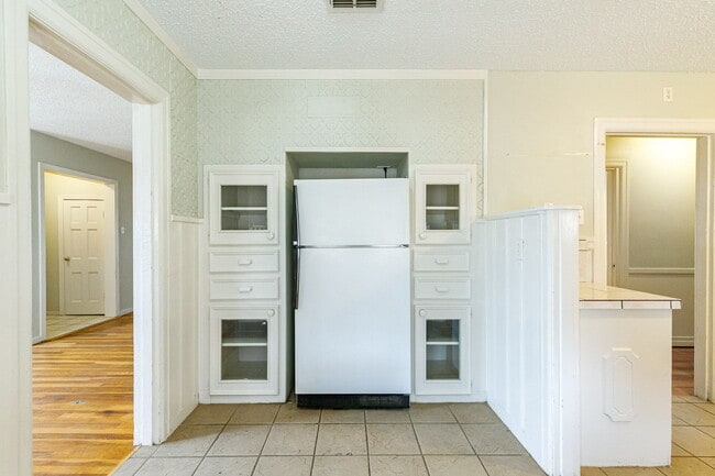 Building Photo - 3 bedroom less than 1 mile from Tech
